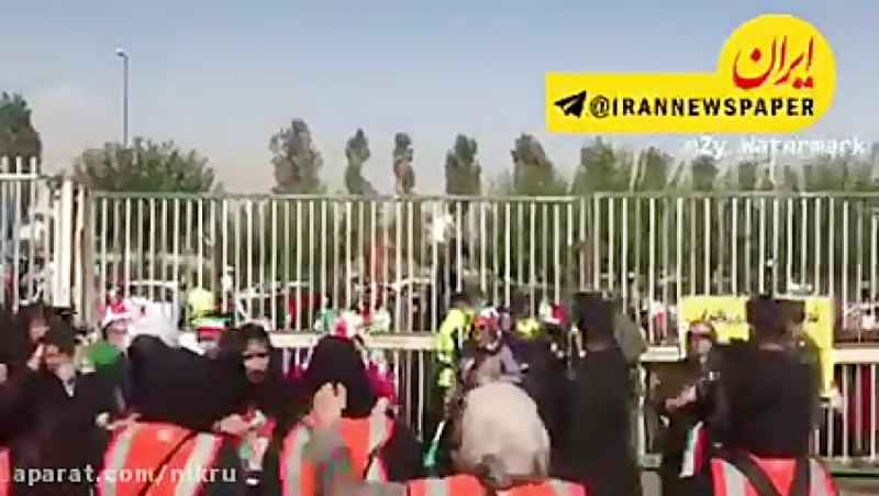توصیه های  نیروی انتظامی به زنان مقابل ورودی ورزشگاه آزادی