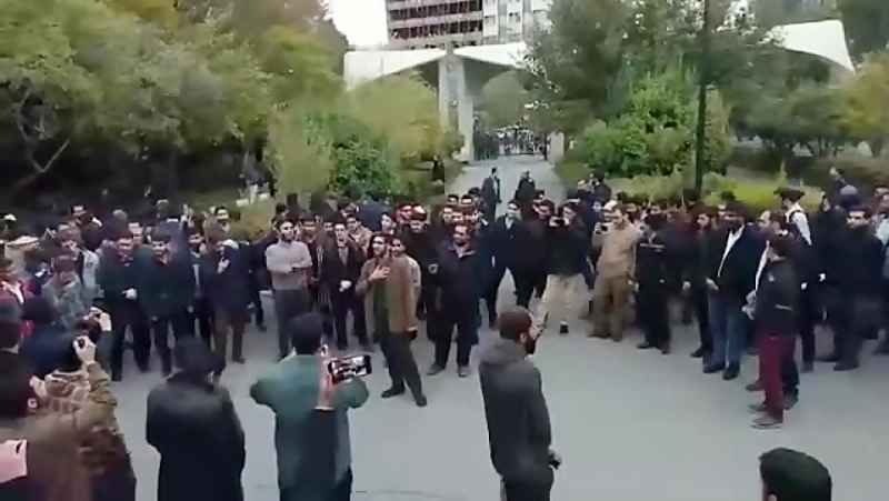 تجمع دانشجویان جلو دانشگاه تهران،سخنان دانشجو،بنزین،اختشاش،دانشگاه،سخنان دانشجوی