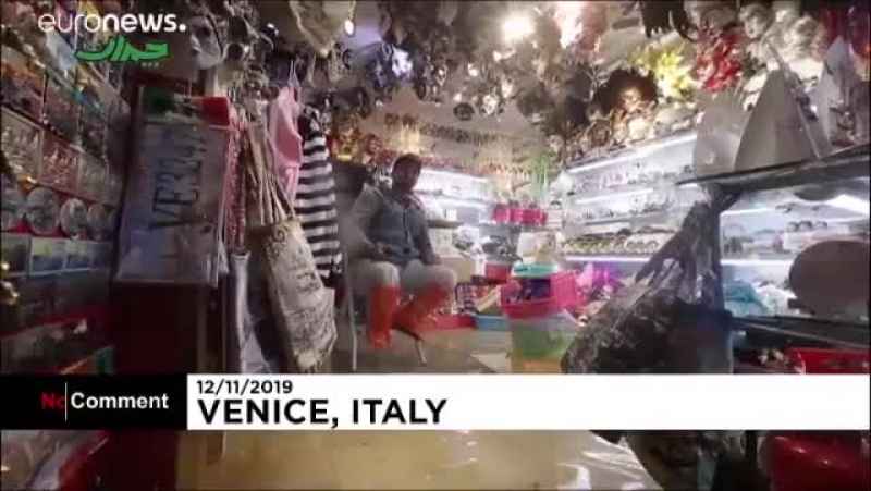 گردشگران و ساکنان شهر ونیز ایتالیا چکمه پوش شدن