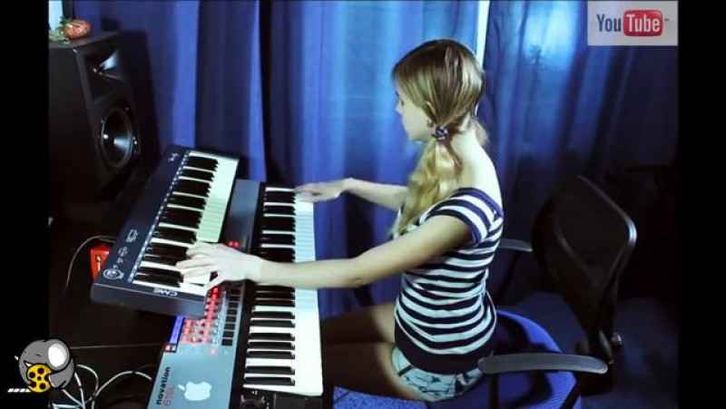 نوازندگی زیبا با کیبورد - Beautiful keyboard playing