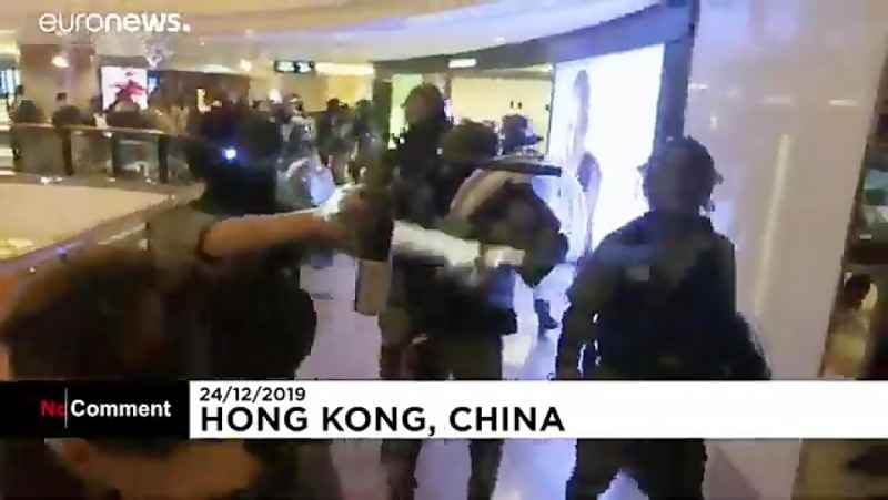 ویدیوی زد و خورد معترضان و پلیس هنگ_کنگ در یک پاساژ