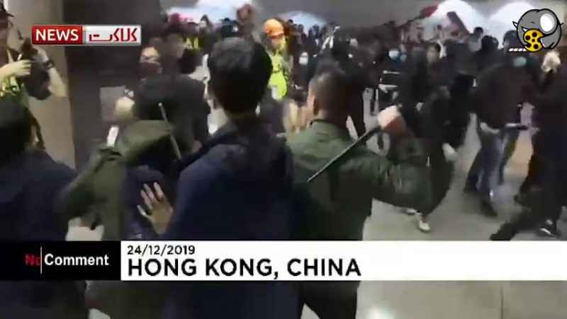 درگیری معترضان با پلیس هنگ کنگ در شب کریسمس