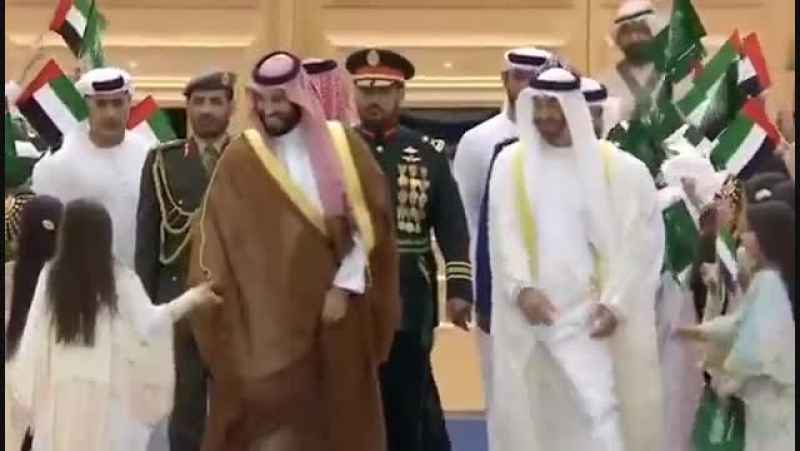 حاکم دبی هنگام بازدید متوجه دست دخترک نمی شود و ادامه ماجرا