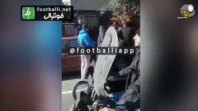 حمله به هادی مباشری معاون اجرایی باشگاه استقلال توسط هواداران خشمگین