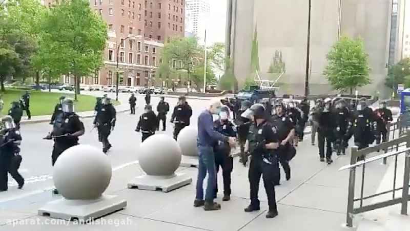 رفتار وحشیانه پلیس آمریکا با یک معترض مسن