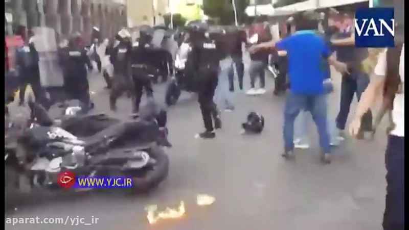 آتش زدن مامور پلیس به دست معترضان به قتل یک جوان