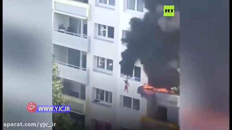 نجات دو کودک پس از پرش از ساختمان در حال سوختن