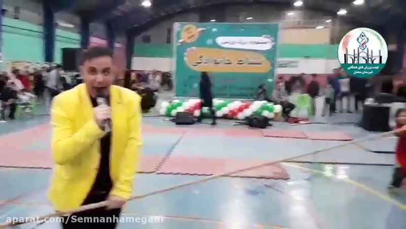 مسابقه طناب کشی بانوان در اختامیه جشنواره بزرگ ورزشی خانوادگی در سالن سمنان