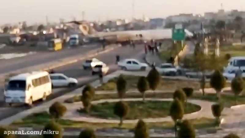فیلمی از هواپیمای تهران- ماهشهر که در هنگام فرود از باند فرودگاه ماهشهر خارج شد