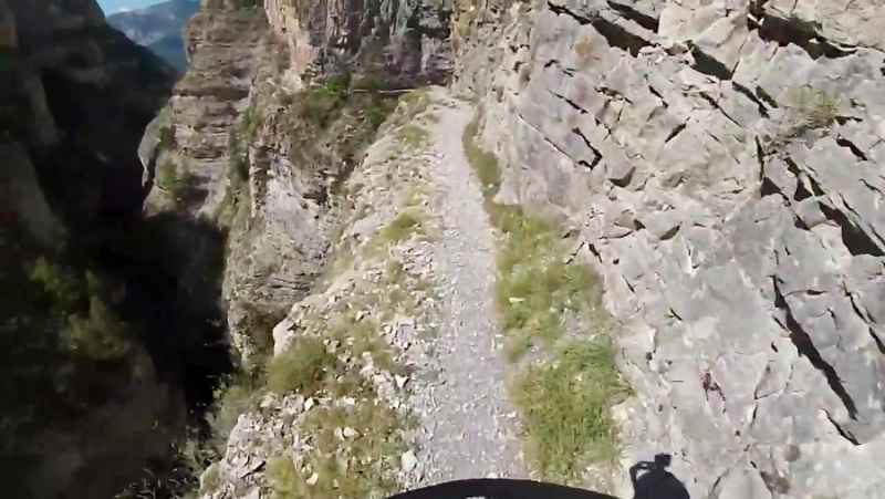 دوچرخه سواری هیجان انگیز و خطرناک در کوهستان