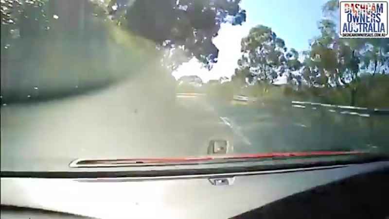 سبقت گرفتن از آیودی باعث 3 تصادف اتومبیل (2 اتومبیل رول) - آدلاید ، استرالیا جنو