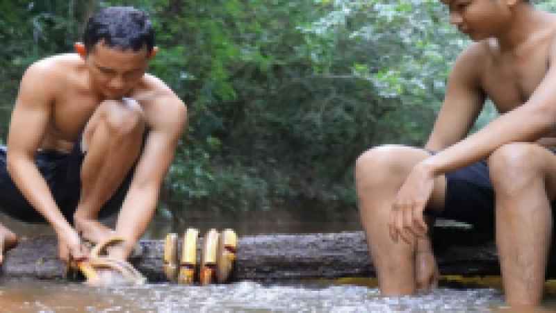 آموزش پیدا کردن مارماهی در رودخانه و پختن آنها در جنگل | (تکنیک زندگی 108)