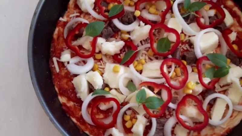 پیتزا ایتالیایی و آموزش خمیر پیتزا و تهیه سس پیتزا که تو خود سیسیل انجام می شه