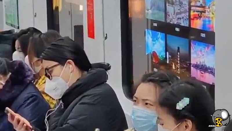 نمایش اطلاعات سفر روی شیشه خط متروی چونگ کینگ در چین
