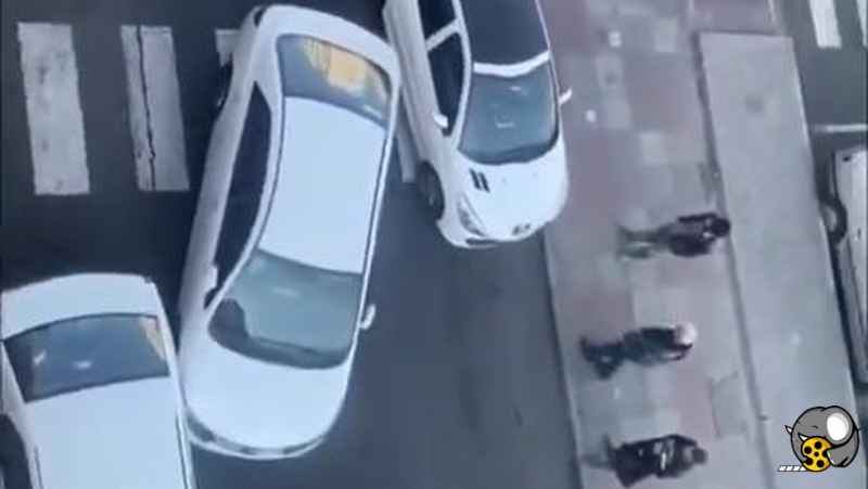 اقدام باورنکردنی راننده بعد از تصادف؛ شکستن شیشه ماشین توسط راننده تویو